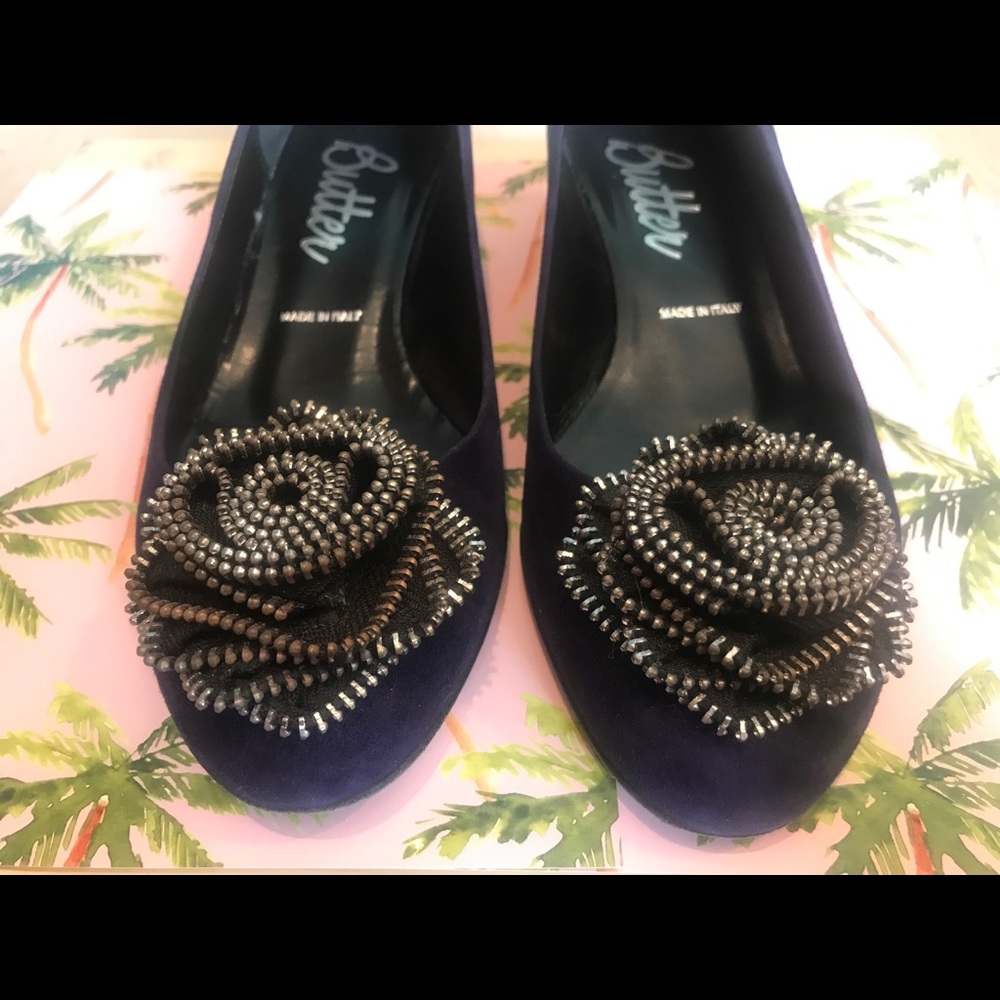 BUTTER SONYA NAVY SUEDE PUMPS ZIPPER ROSETTE 7M